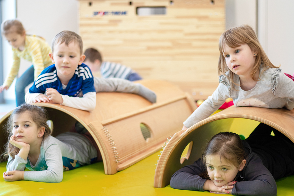 Kinder beim spielerischen Lernen in der KiTa